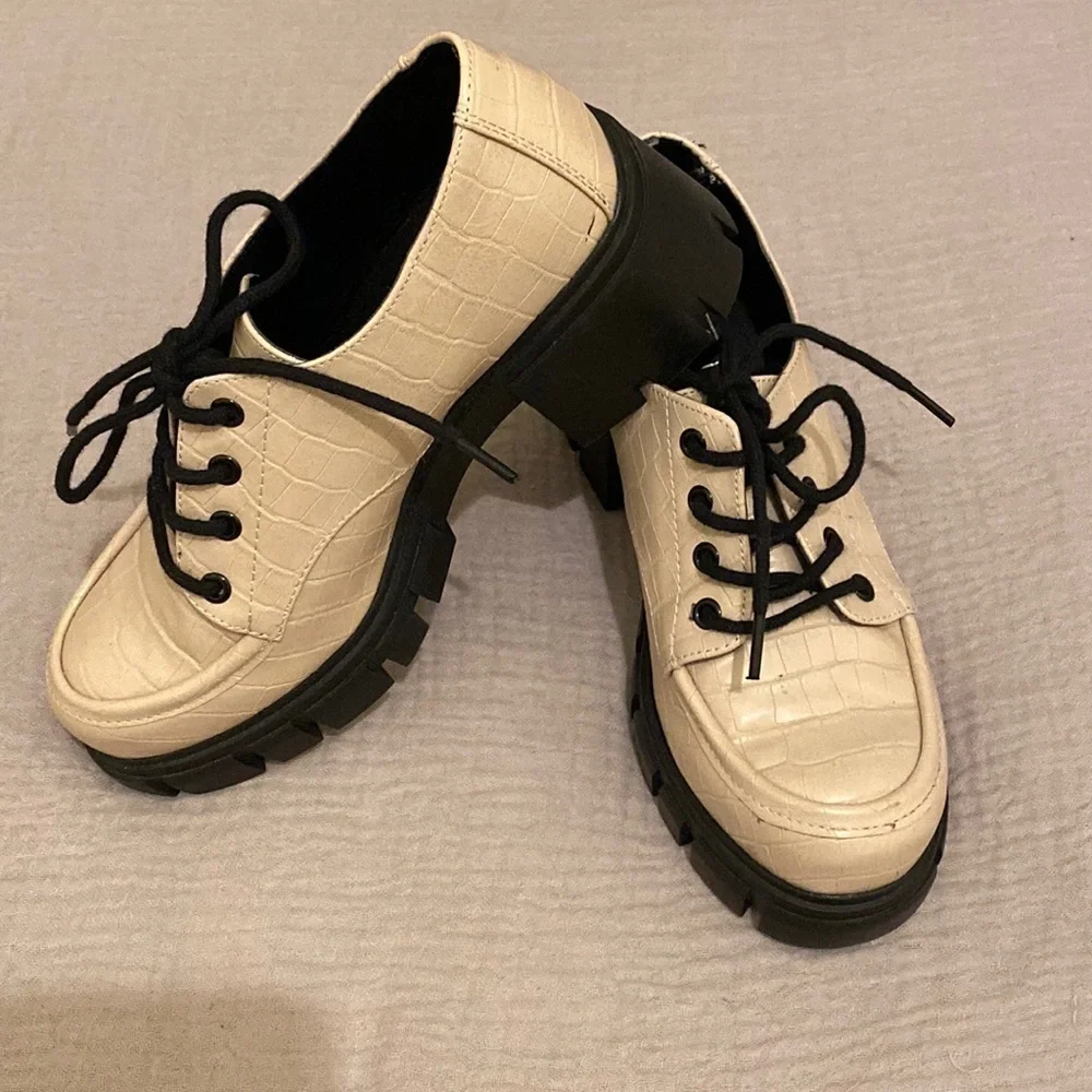 DIRTY LAUNDRY PLATFORM SHOES . Size 7 . New
